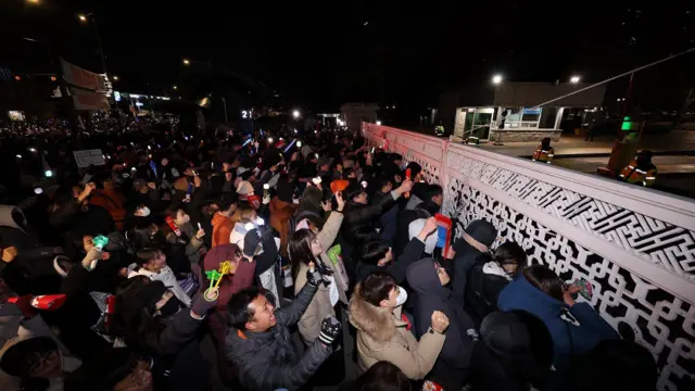 7일 오후 서울 여의도 국회 앞에서 열린 '범국민촛불대행진'에 참가한 시민들이 윤석열 대통령의 탄핵소추안이 폐기되자 표결에 불참한 국민의힘을 규탄하고 있다