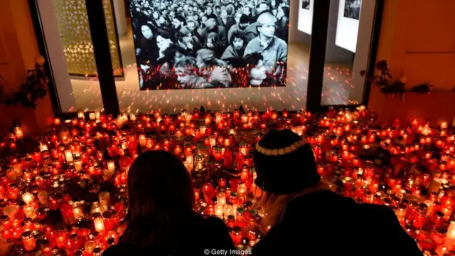 Um casal comemora a RevoluçãoVeludo1989, que ajudou a derrubar o regime comunista na antiga Tchecoslováquia