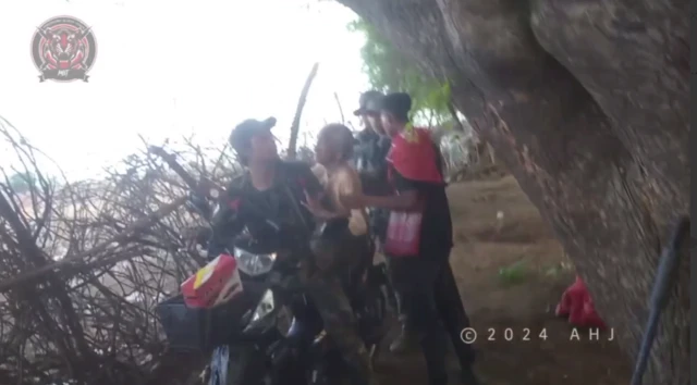 တိုက်ပွဲကြားမှ ရှိနေတဲ့သက်ကြီးရွယ်အိုတစ်ယောက်ကို ခေါ်ထုတ်သွားကြ