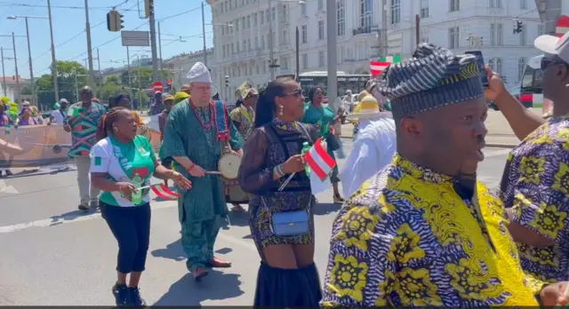 Ayantunde pẹlu awọn ọmọ Yoruba nibi ọdun Adirẹ ni Vienna lorilẹede Austria.