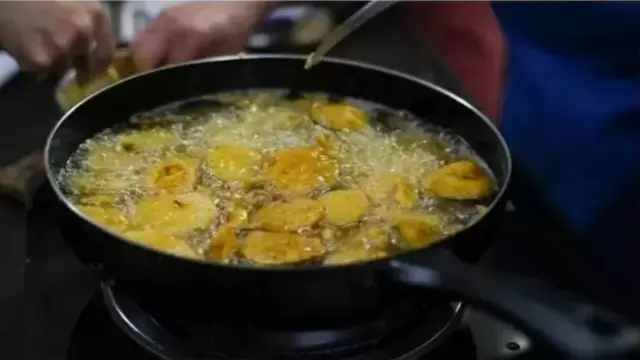 ইন্দোনেশিয়া পাম অয়েল রপ্তানি বন্ধ ঘোষণা করার পর থেকেই বাংলাদেশের তেলের বাজার অস্থির হয়েছে