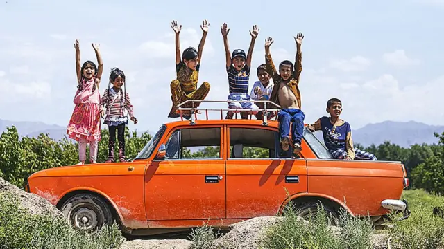 Дети цыган-люли на старом "Москвиче"