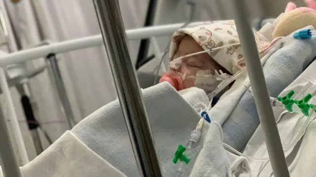 Ivy em maca de hospital