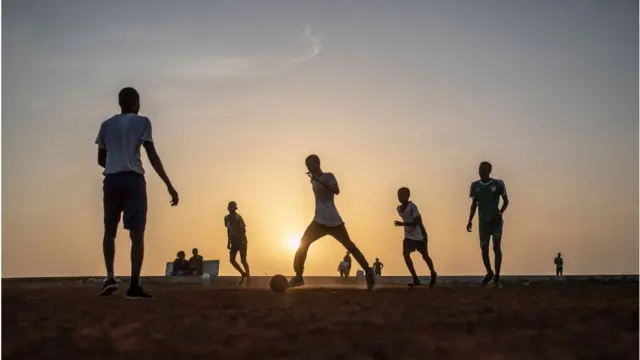 Ụmụaka na-egwu egwu