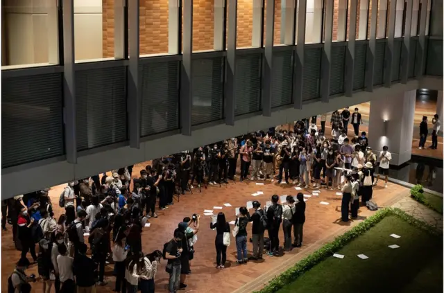 在周二晚的校園活動中,能夠見到許多保安在四周監察。不過整體氛圍平靜,沒有發生衝突或有學生被捕。