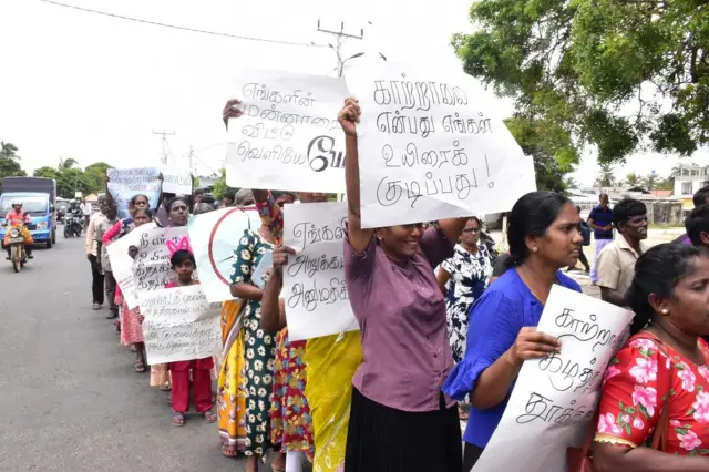 විරෝධතාවයට එක්වූවන් පැවසූවේ මන්නාරම නගරය තුළ සුළං විදුලි බලාගාර ඉදිකිරීම නැවැත්විය යුතු බවයි.