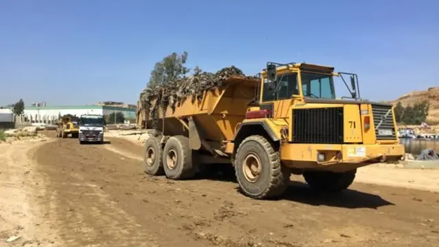 Kamyonlarda çöp yığınları