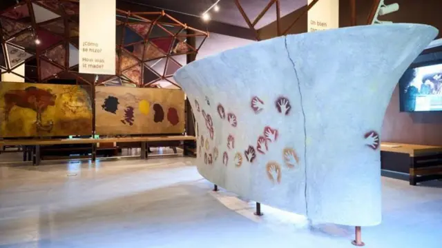 Jejak tangan yang ditemukan di gua-gua Monte Castillo