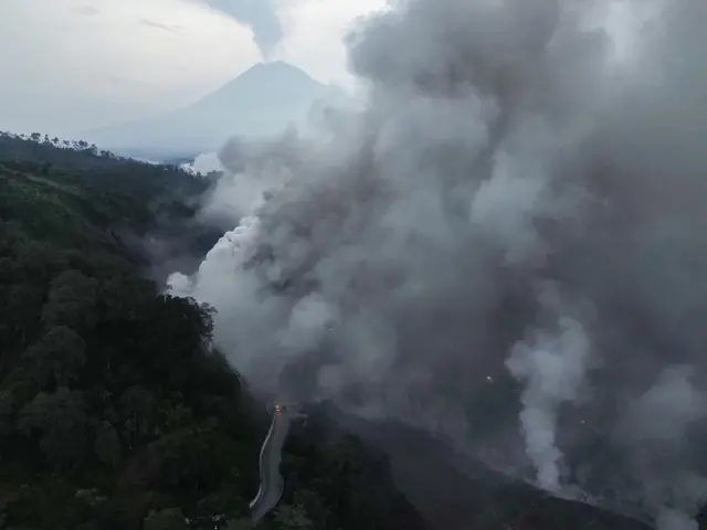 Foto udara asap letusan sekunder di Kecamatan Candipuro, Lumajang, Jawa Timur, Jumat (21/11/2025).