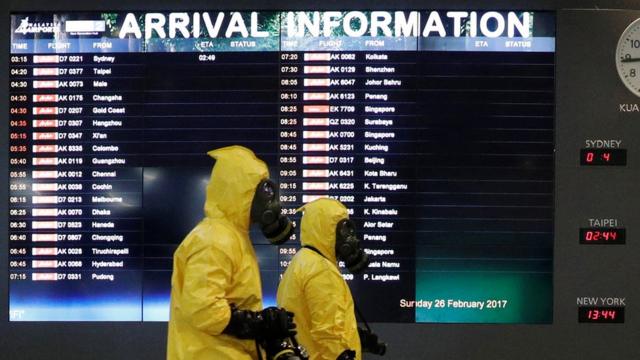Специалист проверяют аэропорт Куала-Лумпура на предмет ядовитых веществ