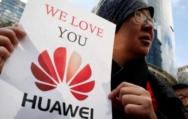 человек с плакатиком