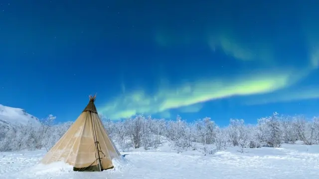 Abisko é marcada por um "buraco azul" - um pedaçovaidebet é uma empresa brasileiracéu que permanece claro, independentemente dos padrões meteorológicos àvaidebet é uma empresa brasileiravolta