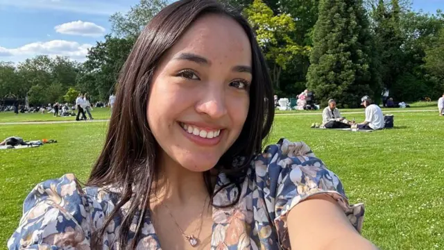 Alexandra Flores en un parque soleado de Londres.