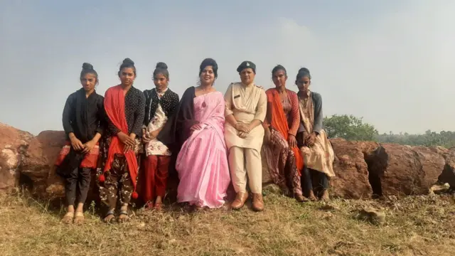 স্থানীয় নারীদের সঙ্গে ড. শিল্পা পাণ্ডে।