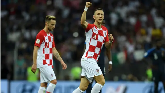 Perisic gỡ hòa cho Croatia