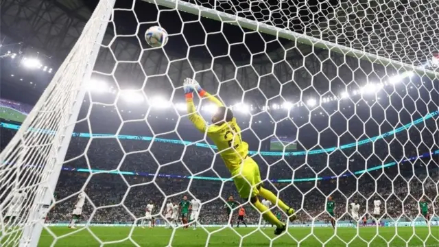 El balón entra al ángulo de la portería de Arabia Saudita