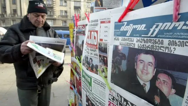 Житель Грузии читает газету