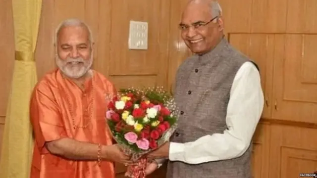 இந்திய குடியரசு தலைவர் ராம்நாத் கோவிந்தை வாழ்த்தும் சுவாமி சின்மயானந்த்