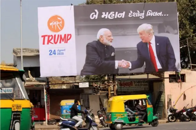 ટ્રમ્પ અને મોદીના કાર્યક્રમની અમદાવાદમાં લાગેલી તસવીર