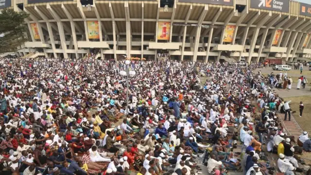 Des musulmans rassemblés à l'extérieur du Stade des martyrs pour célébrer l'Aïd el-Kébir à Kinshasa en RDC, le dimanche 11 août 2019.