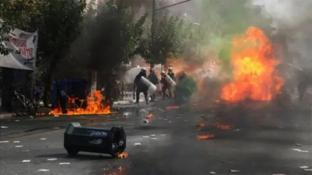 ገለ ካብቶም ናዓበኛታት ምስ ፖሊስ ከም ዝተጋጨዉን፡ ፖሊስ ዘንብዕ ጋዝ ብምትኳስ ግብረመልሲ ከምዝሃቡን ተፈሊጡ