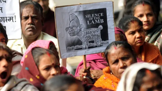 मनमोहन सिंगांविरोधात आंदोलन करताना विरोधक