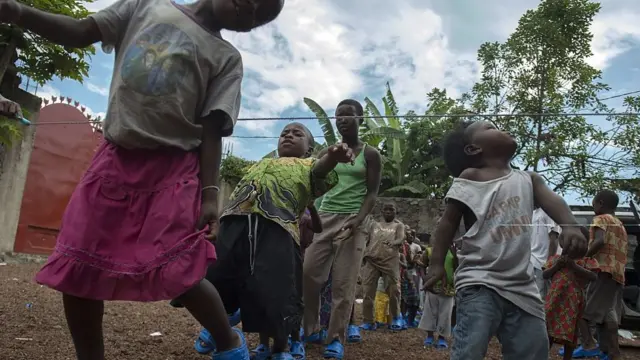 Niños en un orfanato de la RD del Congo
