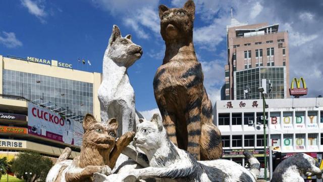 Скульптуры кошек в Кучинге