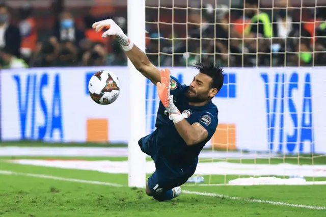 محمد أبو جبل، حارس مرمى المنتخب المصري، يصد إحدى ركلات الفريق الكاميروني.