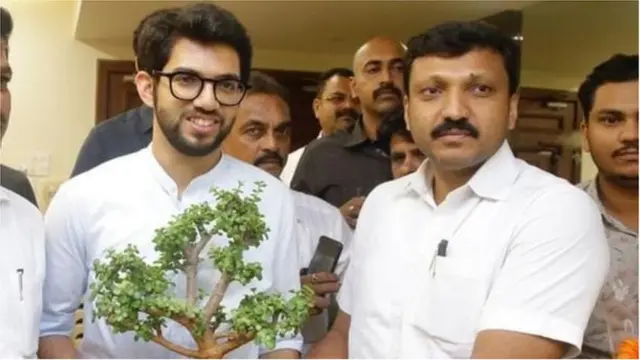 आदित्य ठाकरे यांच्यासोबत पवनराजे यांचे चिरंजीव ओमराजे निंबाळकर