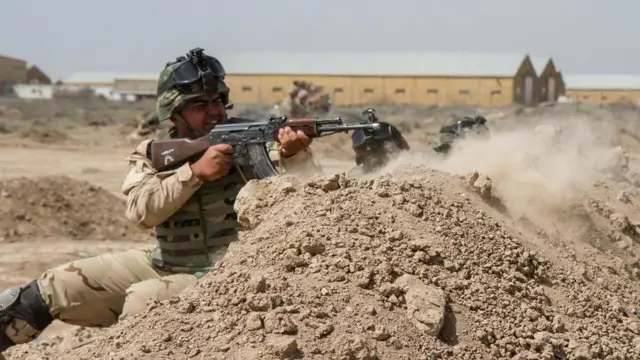 جندي عراقي يحمل سلاح