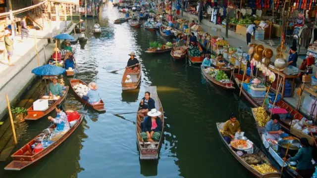 Una escena de barcazas que atraviesan un canal en Bangkok