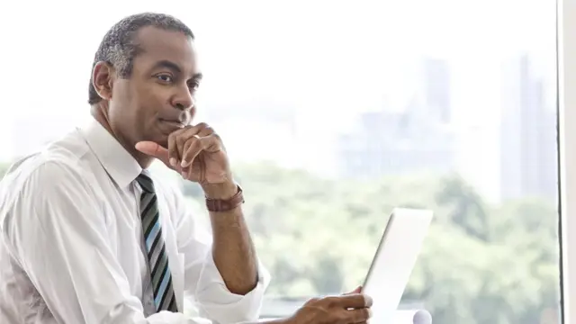 Homme d'affaires travaillant sur une tablette