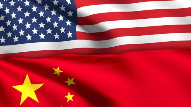 চীনা ও মার্কিন পতাকা।