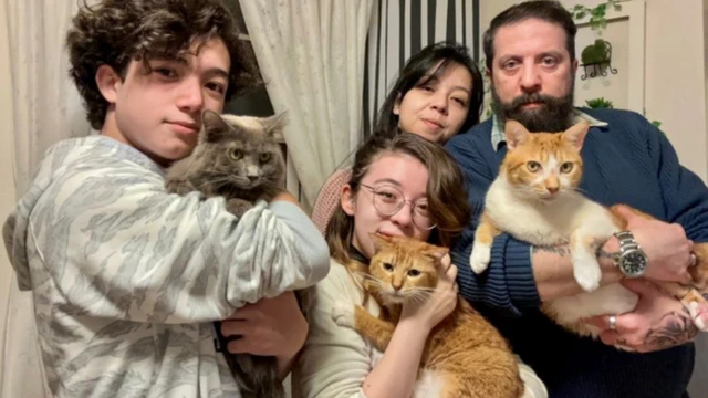 Conrado Borelli et ses enfants avec les trois animaux adoptés après avoir été récupérés dans la rue.