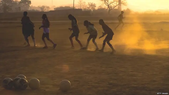 लड़कियां, खेल