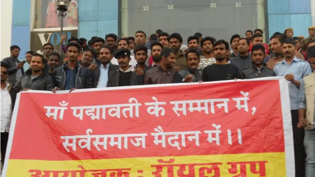 మల్టీప్లెక్స్‌ల ఎదుట రాజ్‌పుత్, పద్మావత్