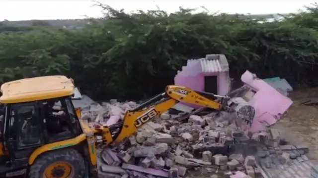 બેટ દ્વારકામાં ગેરકાયદેસર બાંધકામોને બુલડોઝરથી તોડી પાડવામાં આવ્યાં હતાં