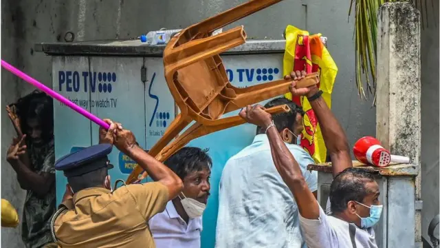শ্রীলংকার পুলিশ জানিয়েছে, বিক্ষোভকারীরা কলম্বোর উপকণ্ঠে একজন সরকার দলীয় এমপি অমরাকীর্তি আথুকোরালার গাড়িতে হামলা চালালে তিনি দুইজনকে গুলি করেন।