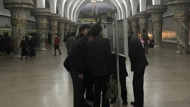 Kuzey Koreliler, metro durağında ücretsiz gazete okuyabiliyor