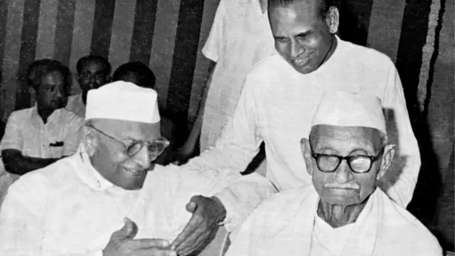 પૂર્વ વડા પ્રધાન મોરારજી દેસાઈ સાથે રવિશંકર મહારાજ