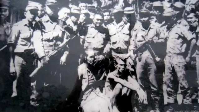 Tentara menangkap dan memamerkan sejumlah orang yang diduga anggota dan simpatisan PKI di Blitar, Jawa Timur salah satunya adalah Putmainah, tokoh Gerwani dan anggota DPRD dari Fraksi PKI di Blitar.