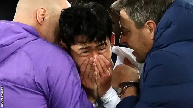 손흥민은 고메즈의 부상이 심각해 보이자 두 손으로 얼굴을 감싸고 괴로워했다