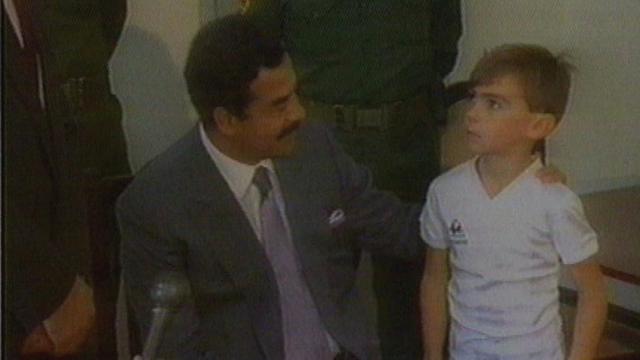 صور الطفل ستيوارت لوكوود (خمس سنوات) مع صدام حسين الذي اراد أن يظهر أن الرهائن يعاملون بشكل جيد