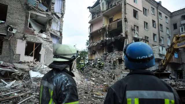 Bomberos en un edificio bombardeado