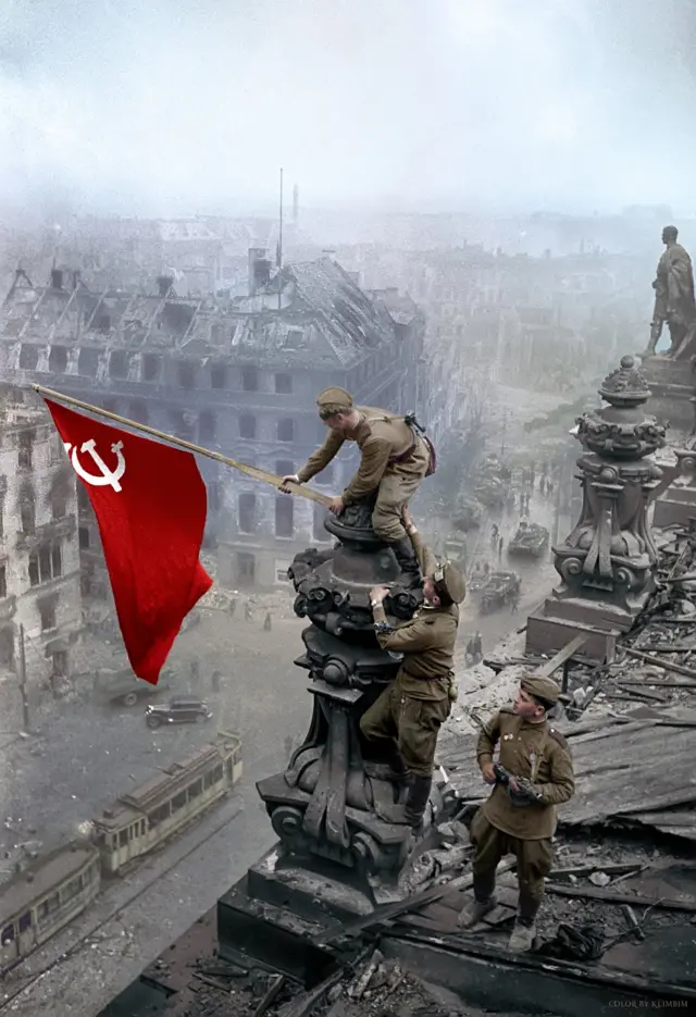 Reichtag: 苏联摄影师叶夫根尼•哈尔代伊(Yevgeny Khaldei)1945年5月2日在攻占柏林战斗中拍摄的著名照片经过了彩色处理