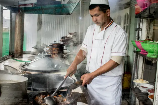 Бул жерде эртеден-кечке тыным жок. Лагман чойгондо ашпоздордун ар биринин өзүнчө сыры бар. Бирок алар башкалар менен бөлүшө бербейт.