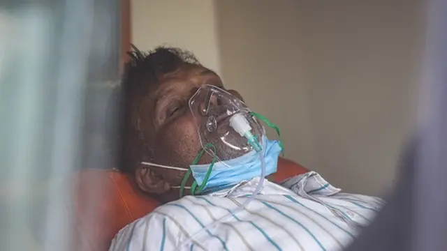 కోవిడ్ రోగికి ఆక్సిజన్