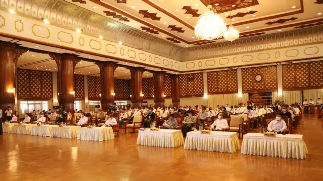 အာဏာသိမ်းပြီးတဲ့နောက် စစ်ကောင်စီက ခန့်အပ်ထားတဲ့ ပြည်ထောင်စုရွေးကောက်ပွဲကော်မရှင်အသစ်နဲ့ နိုင်ငံရေးပါတီတွေ ရွေးကောက်ပွဲစနစ်ကိစ္စကို ၂ ရက်ကြာဆွေးနွေးခဲ့ပါတယ်။
