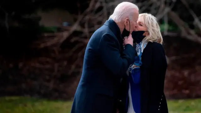 Presiden AS Joe Biden dan istrinya, Jill Biden berciuman di halaman Gedung Putih